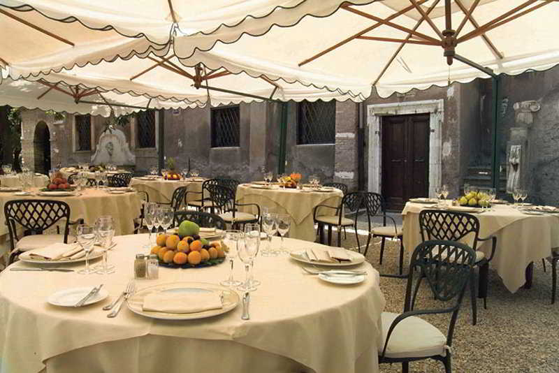 Hotell The Church Village 3*